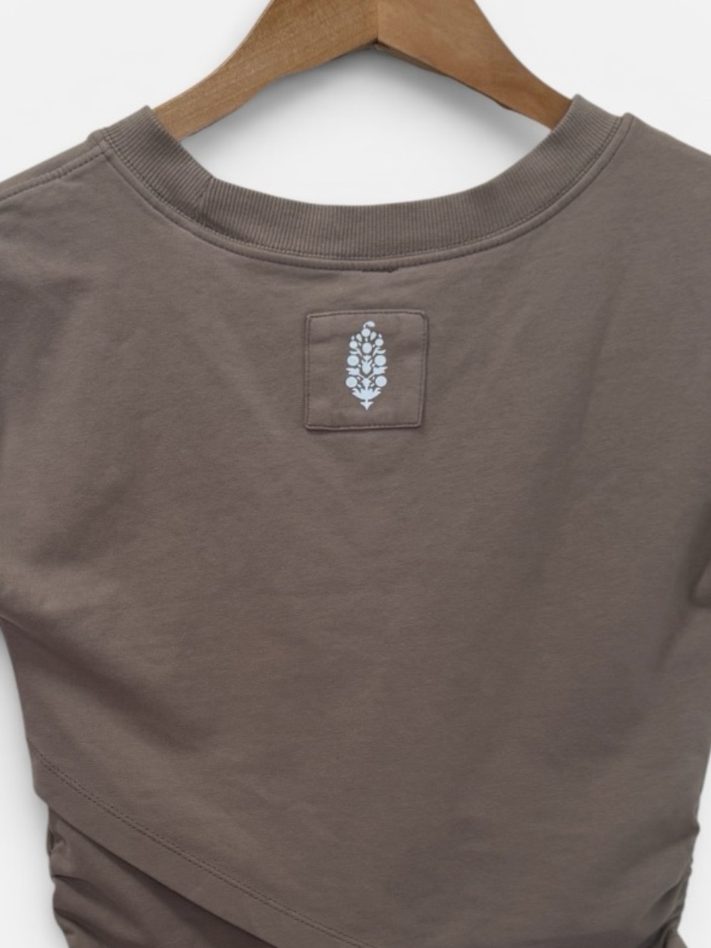 FREE PEOPLE Movement Hot Shot Crossover Top Distressed Taupe Small - Picture 3 of 4